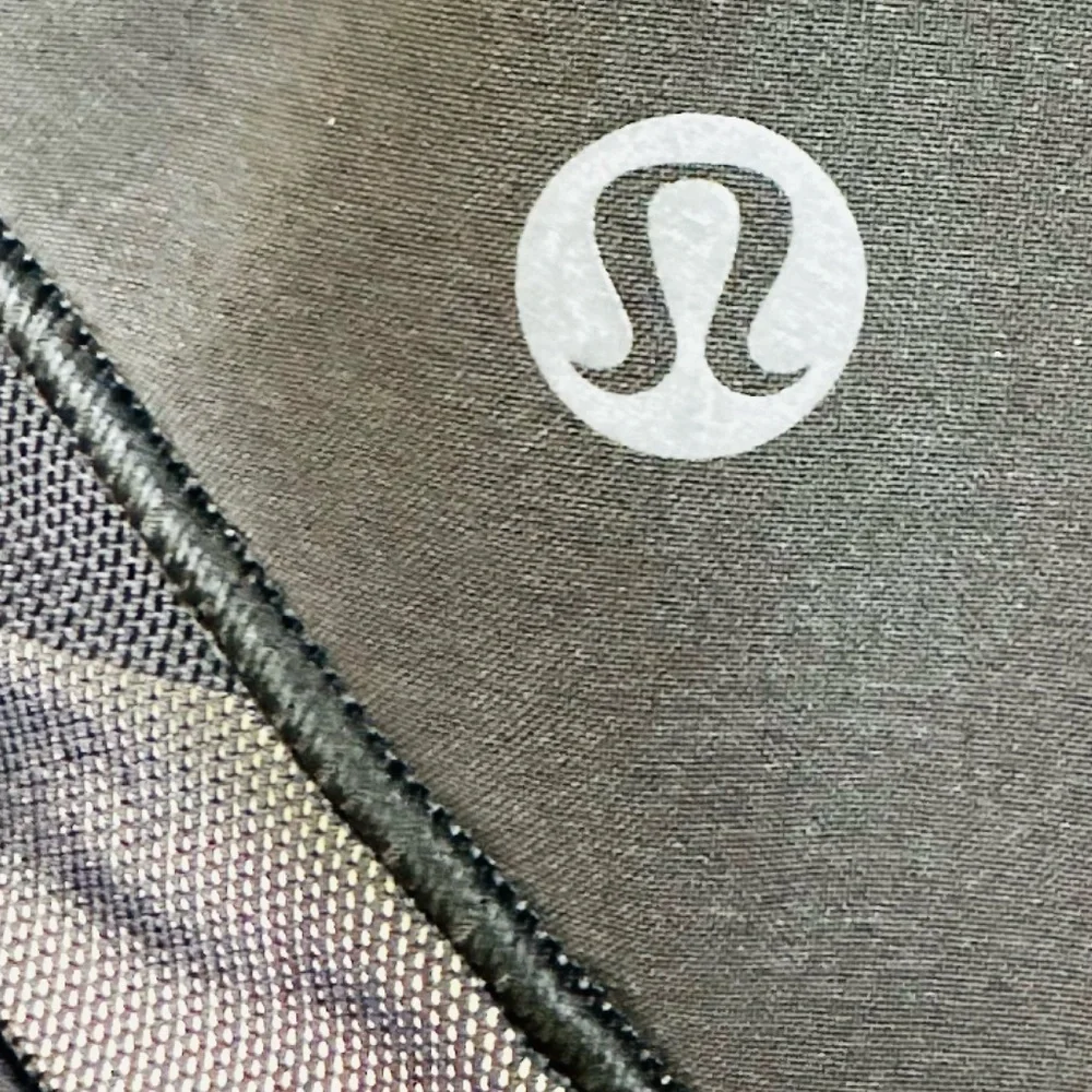 Lululemon Women’s Hotty Hot Short High-Rise Long 4"
Black Size 12 - Picture 9 of 11